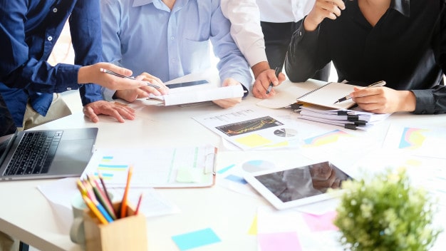 equipe planejando estratégias da empresa